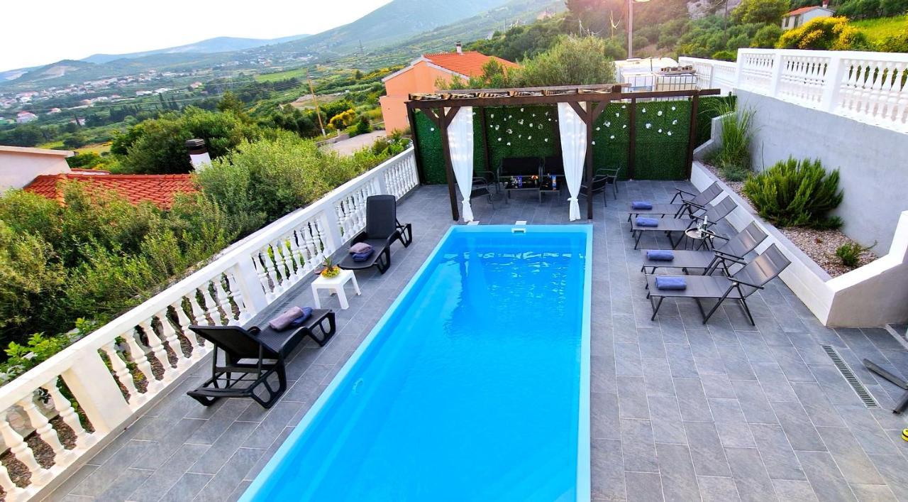 Sunny Holiday House With Pool Каштела Экстерьер фото