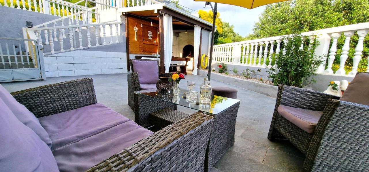 Sunny Holiday House With Pool Каштела Экстерьер фото