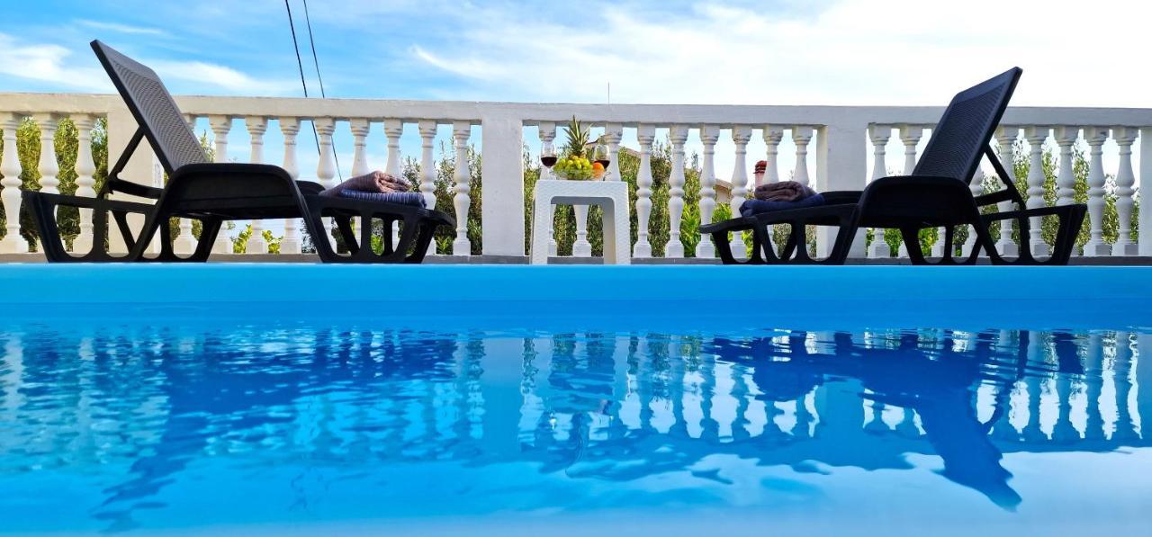 Sunny Holiday House With Pool Каштела Экстерьер фото
