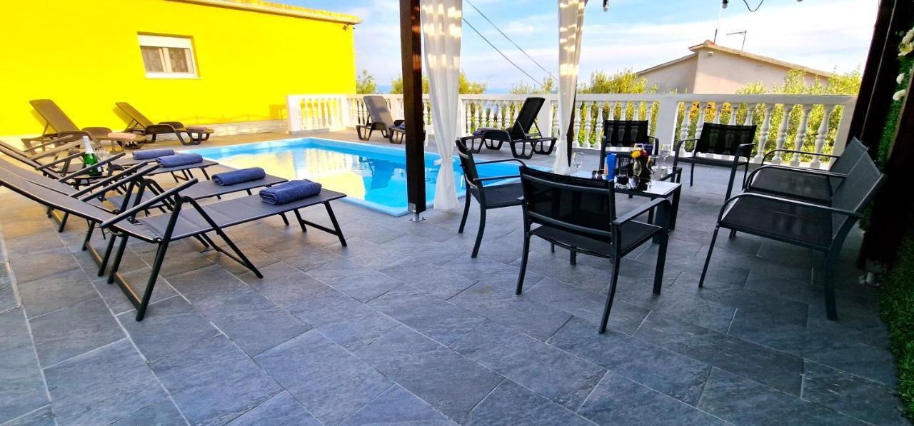 Sunny Holiday House With Pool Каштела Экстерьер фото