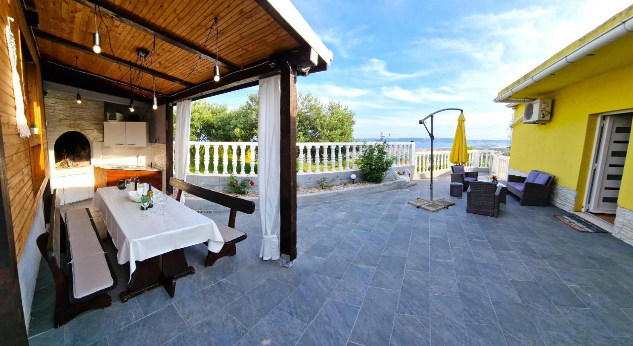 Sunny Holiday House With Pool Каштела Экстерьер фото